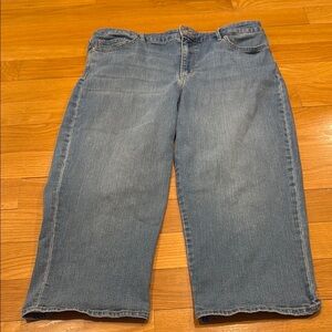 Gloria Vanderbilt all around slimming effect capris jeans size 14 .